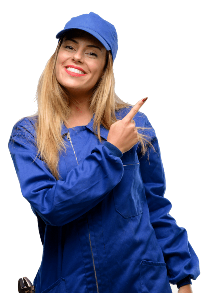 Femme souriante en combinaison bleue pointant du doigt.